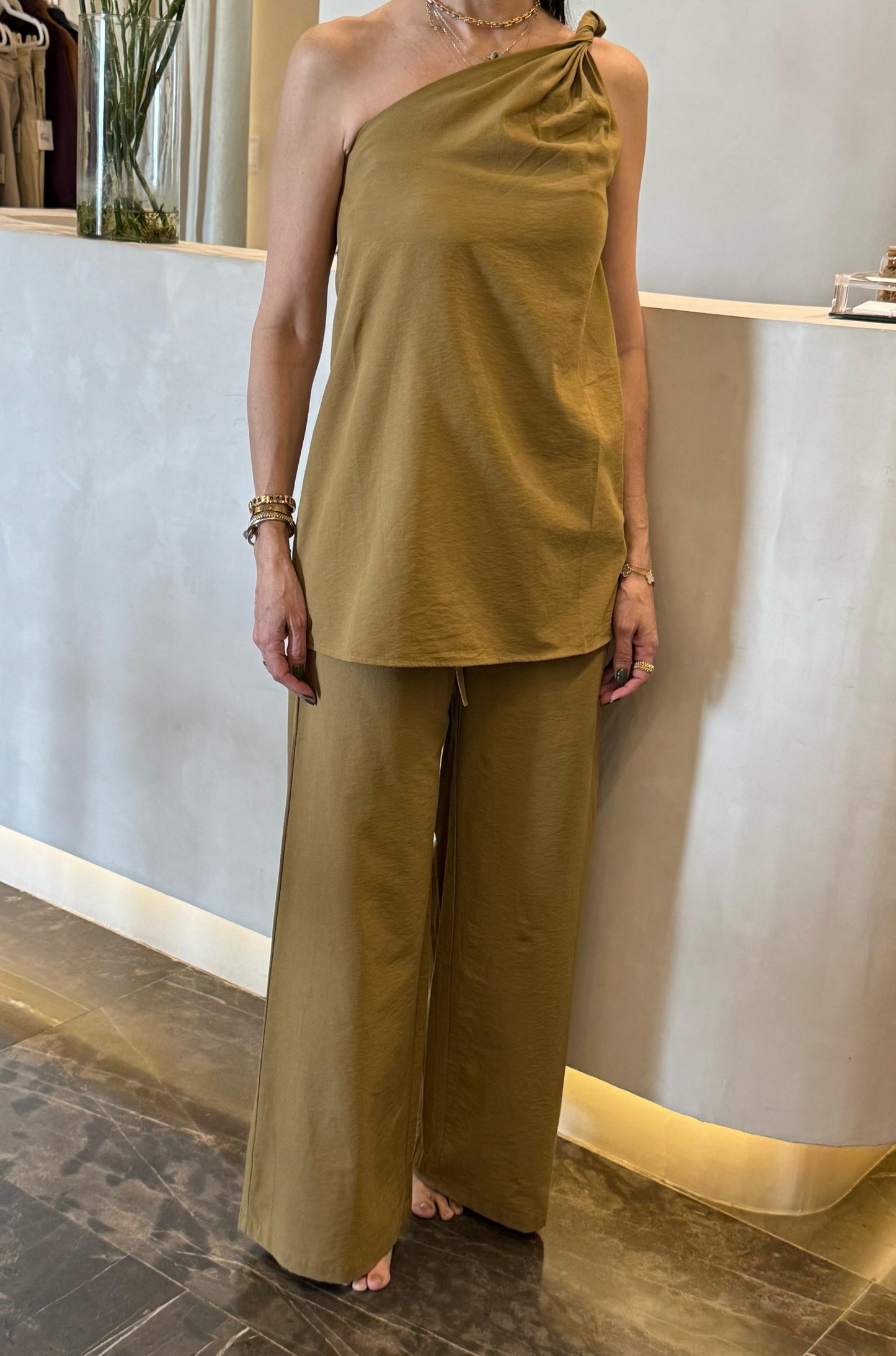SET BLUSA SIN HOMBRO Y PANTALÓN JARETA