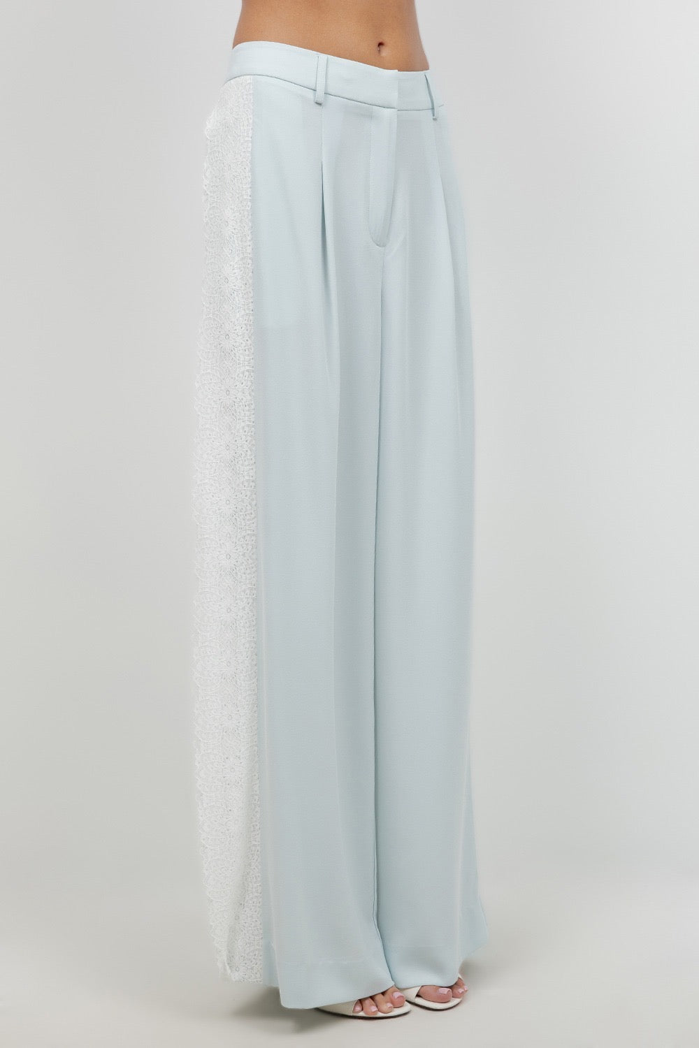 SET BLUSA BORDADA Y PANTALÓN CON ENCAJE AL COSTADO
