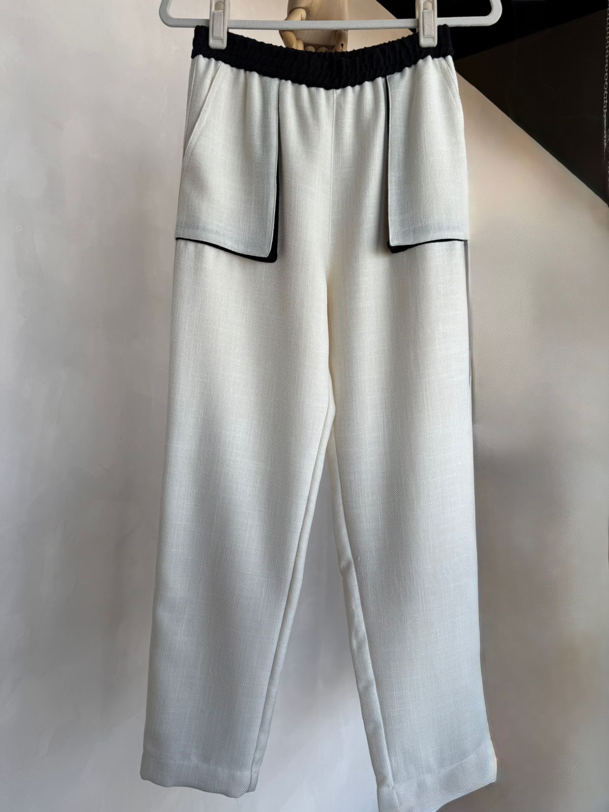 PANTALÓN BOLSAS POR FUERA BLANCO Y NEGRO