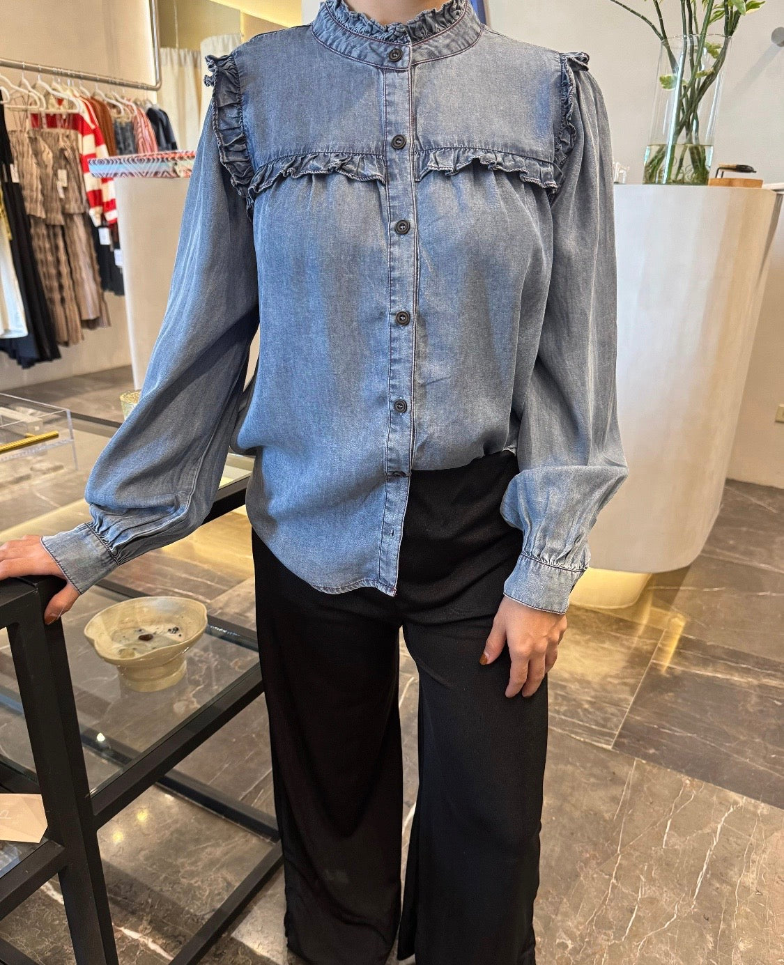 CAMISA MEZCLILLA CON DETALLE DE OLÁN