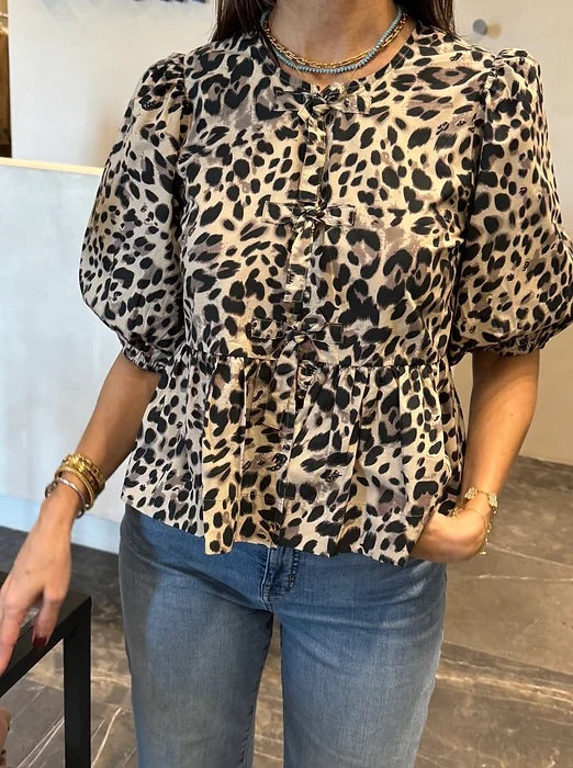 BLUSA CON TRES AMARRES AL FRENTE LEOPARDO