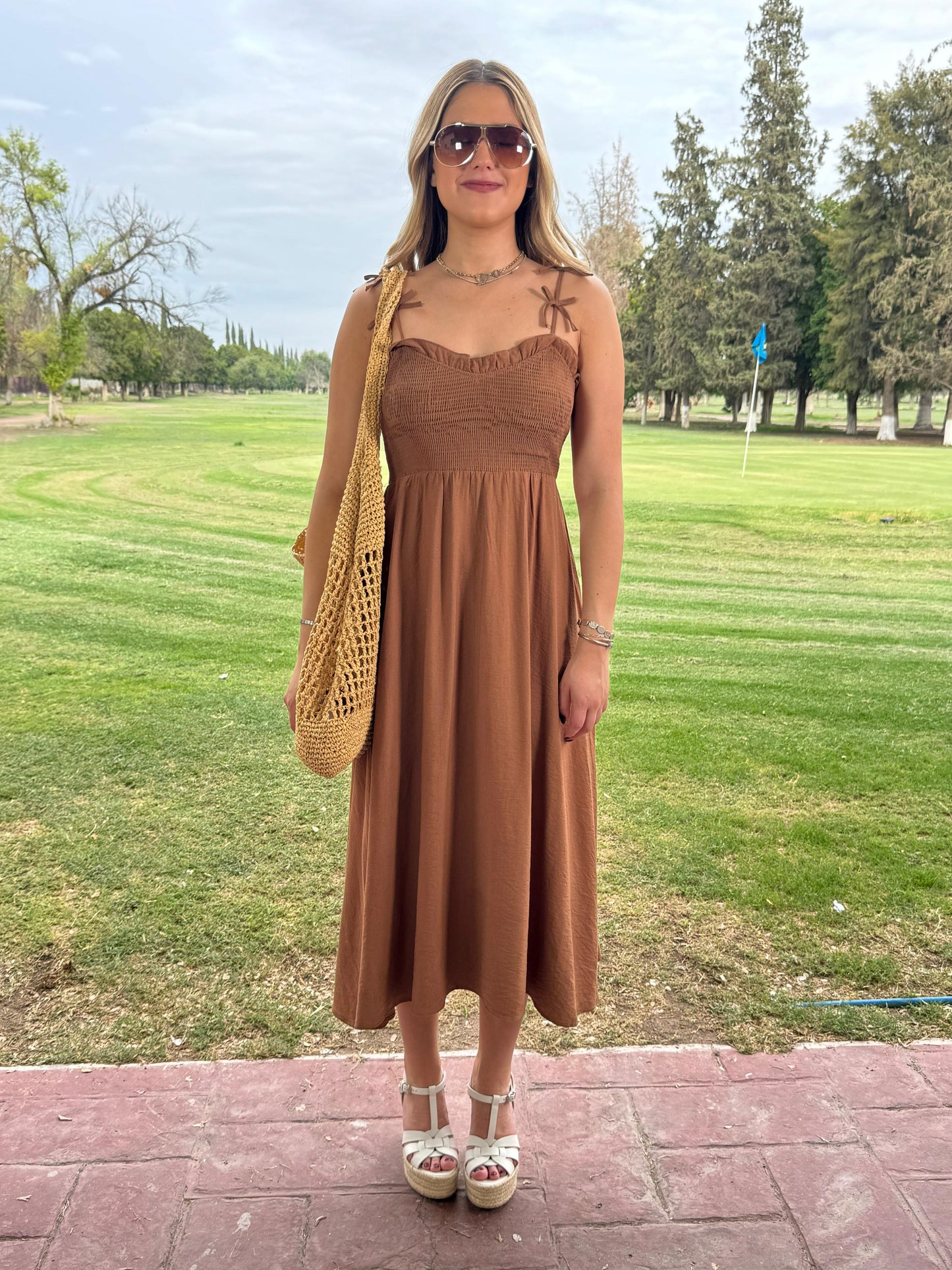 VESTIDO CON DRAPEADO EN TOP Y TIRANTES CON MINI MOÑOS