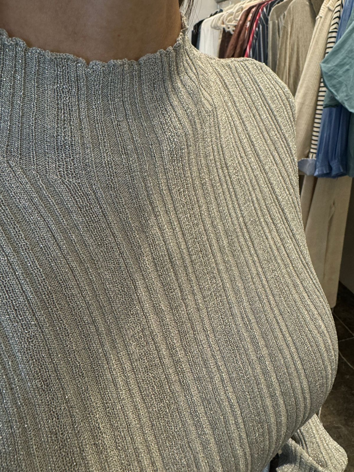 BLUSA BRILLOSA PLATEADA CON CUELLO ACANALADO