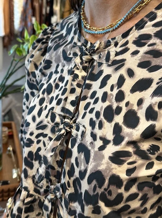 BLUSA CON TRES AMARRES AL FRENTE LEOPARDO