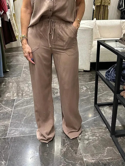 PANTALÓN CON JARETA Y BOLSAS