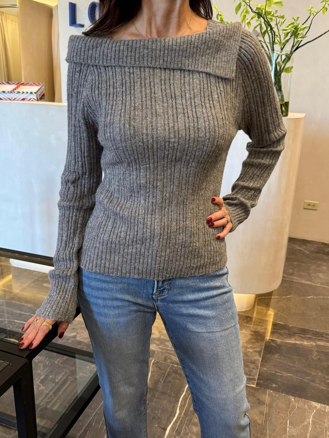 SWEATER GRIS CON CAÍDA EN CUELLO