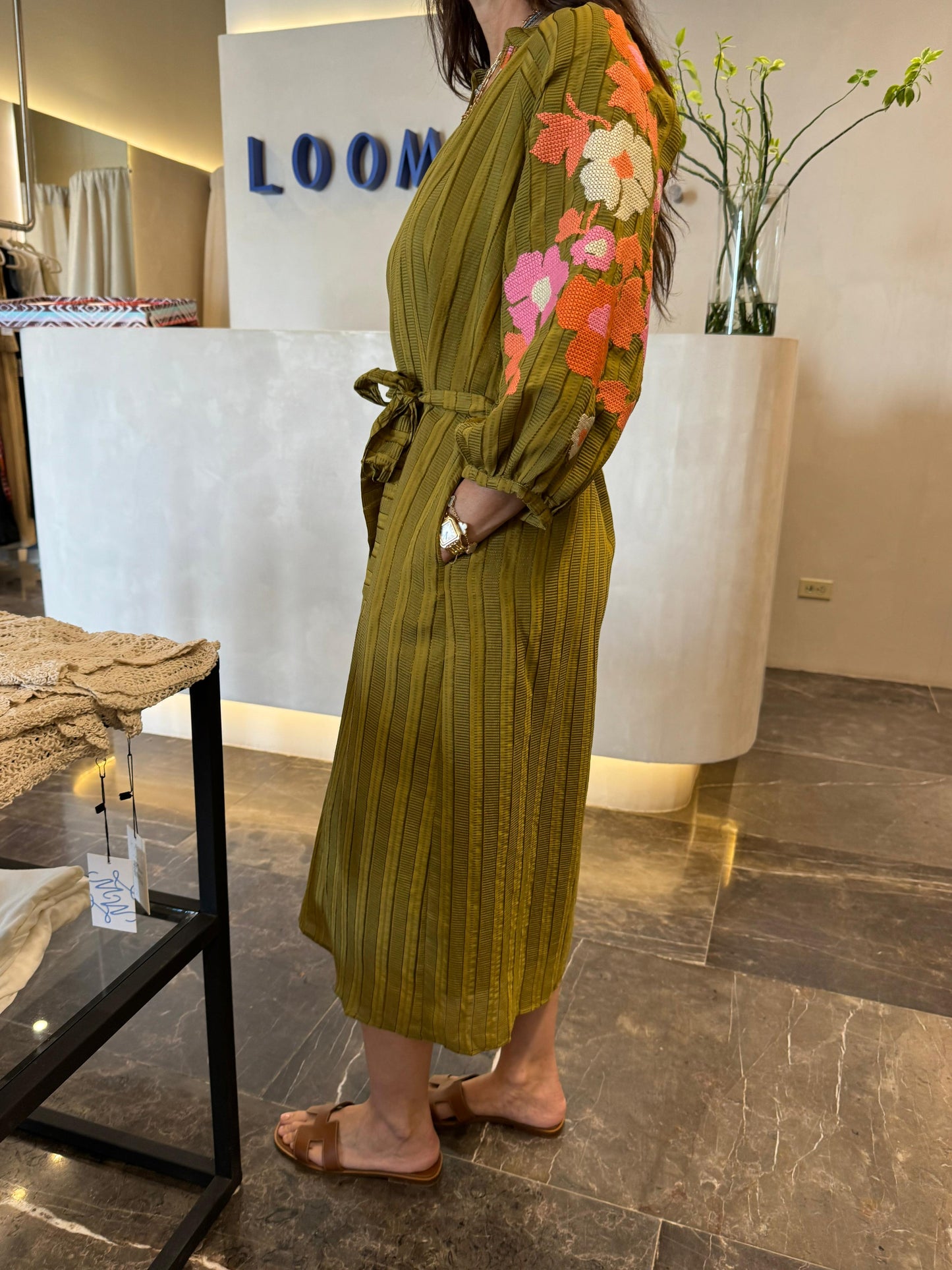 VESTIDO VERDE CON APLICACIONES DE FLOR EN MANGAS