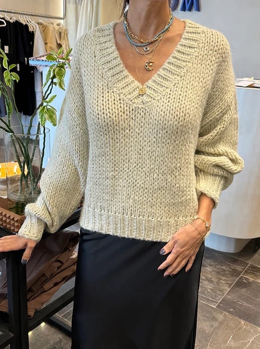 SWEATER CUELLO V CON DESTELLOS DORADOS