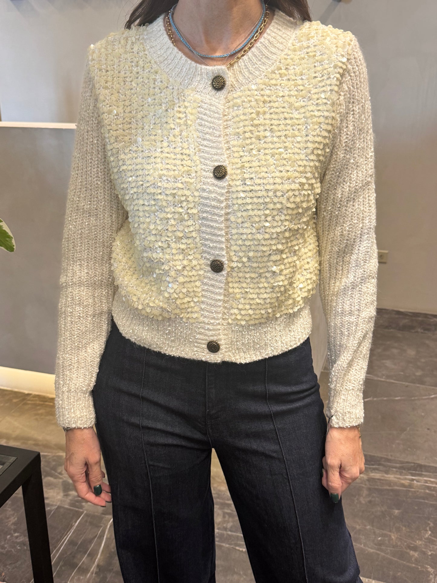 SWEATER CON LENTEJUELA AL FRENTE