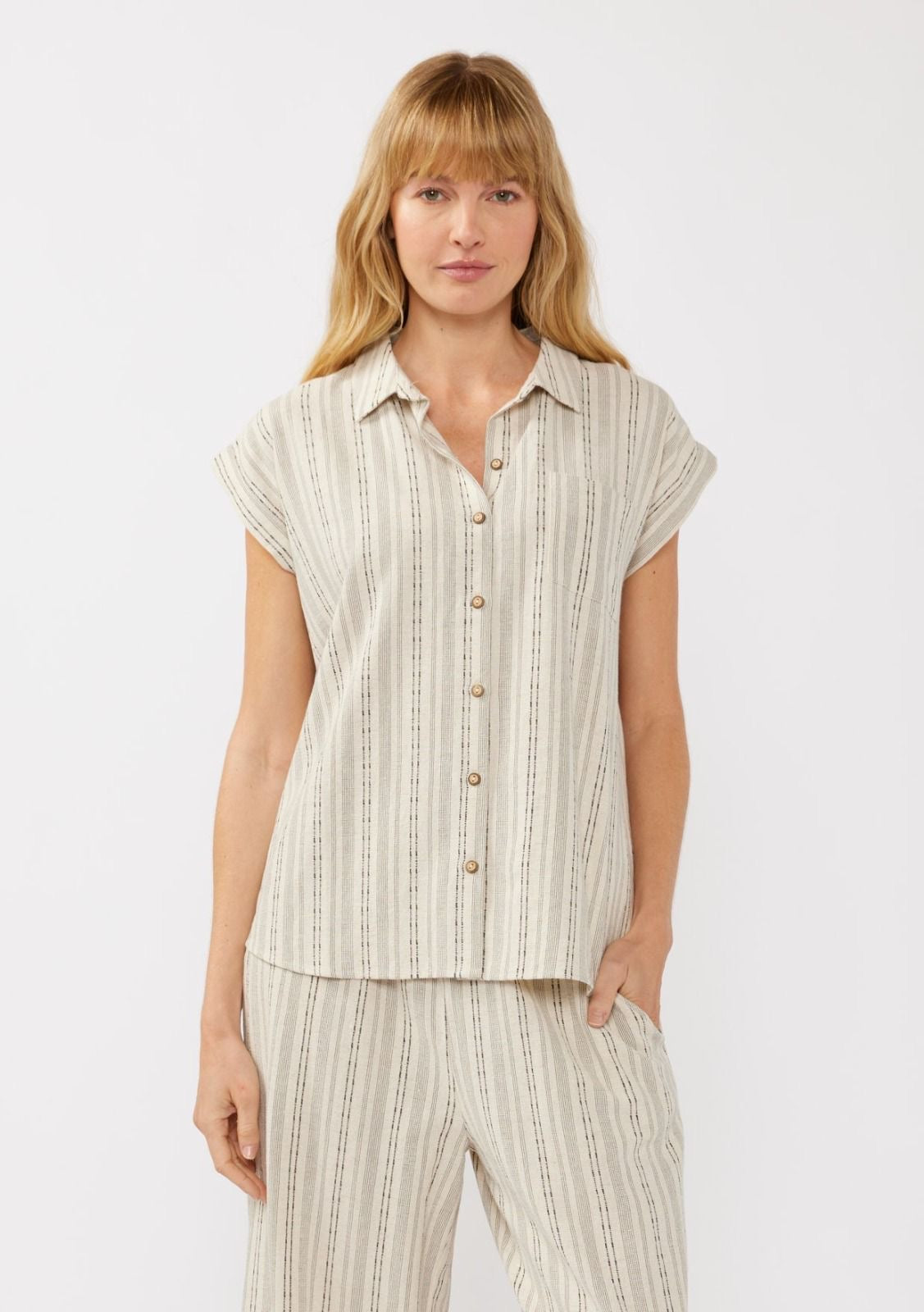 BLUSA CON UN SOLO BOLSILLO
