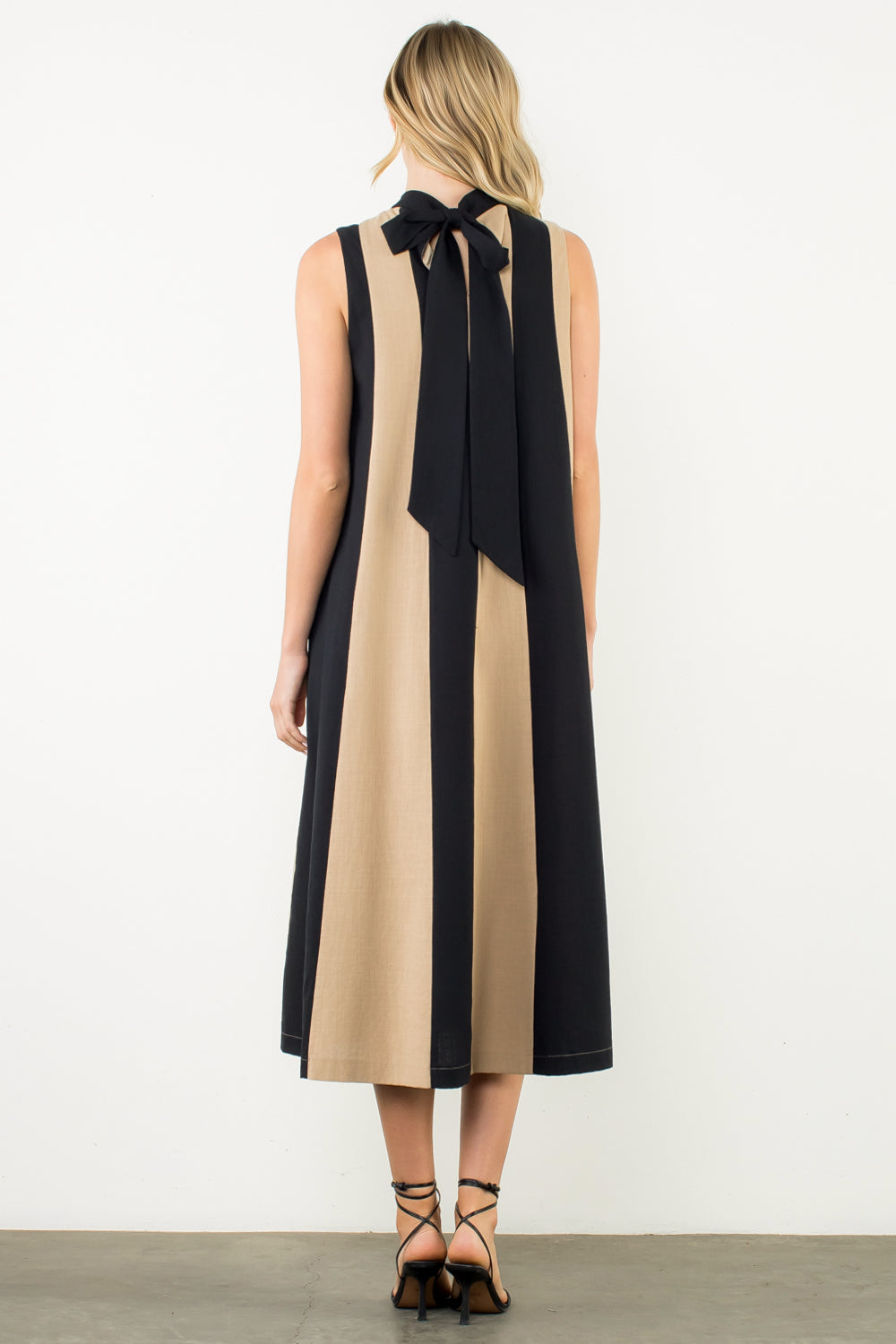VESTIDO RAYAS VERTICALES CON LAZO EN CUELLO