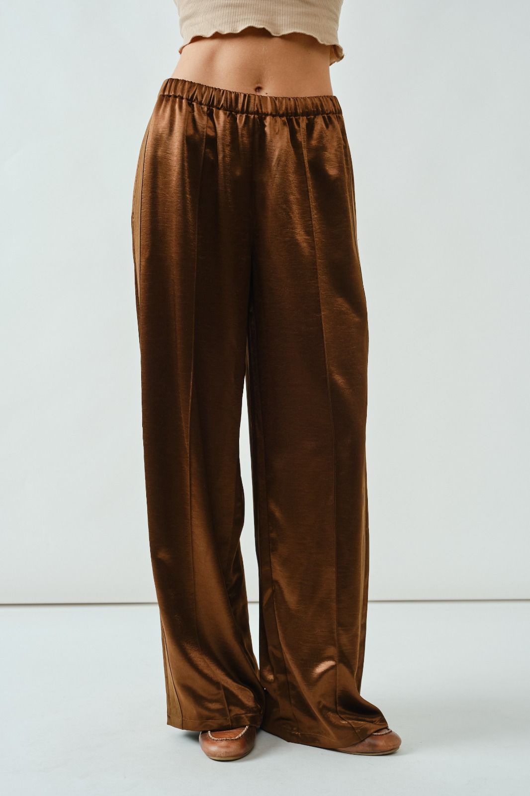 COMFY STRAIGHT PANTS DE SATIN BROWN