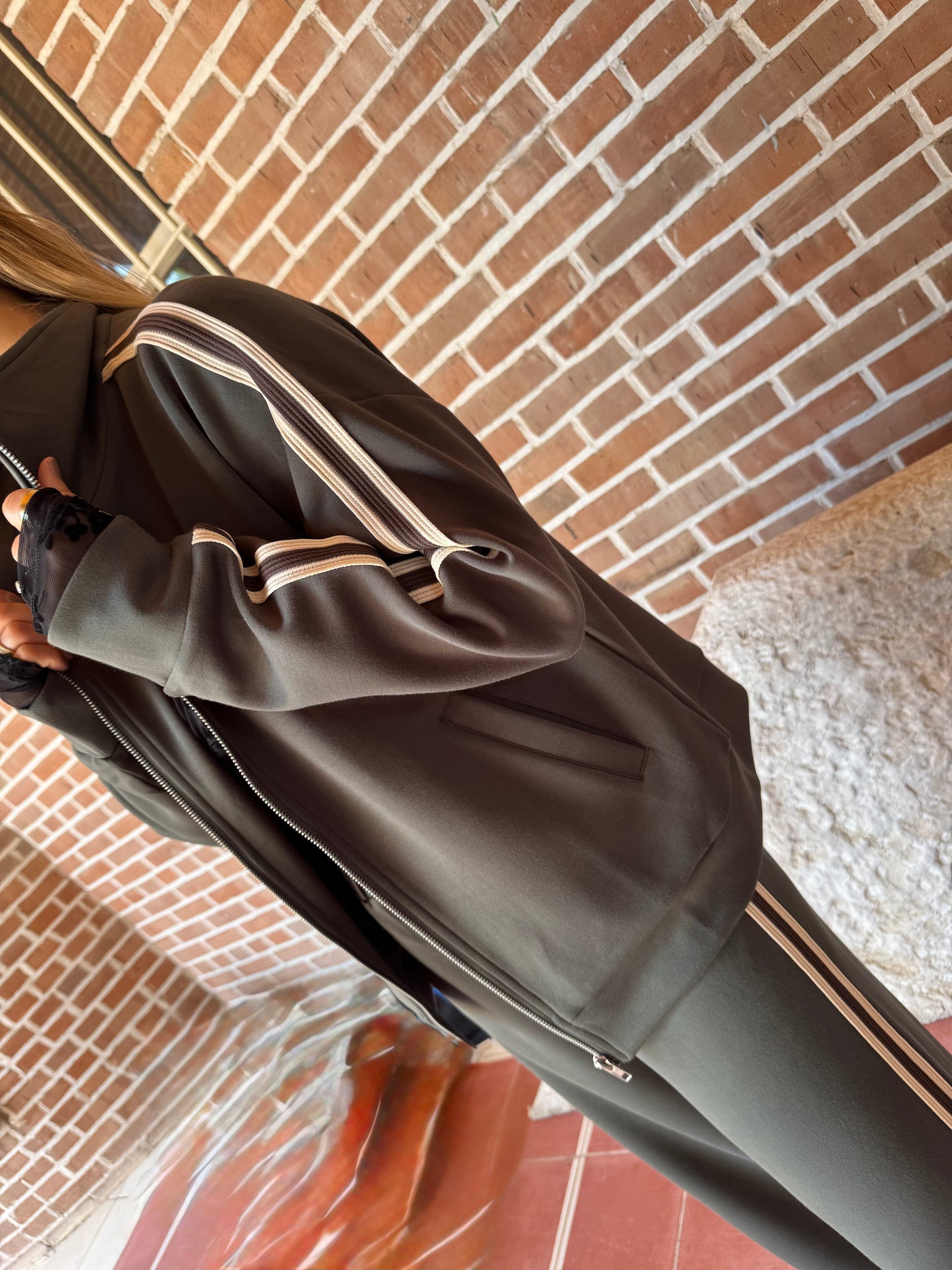 PANTS CON RAYAS A LOS COSTADOS