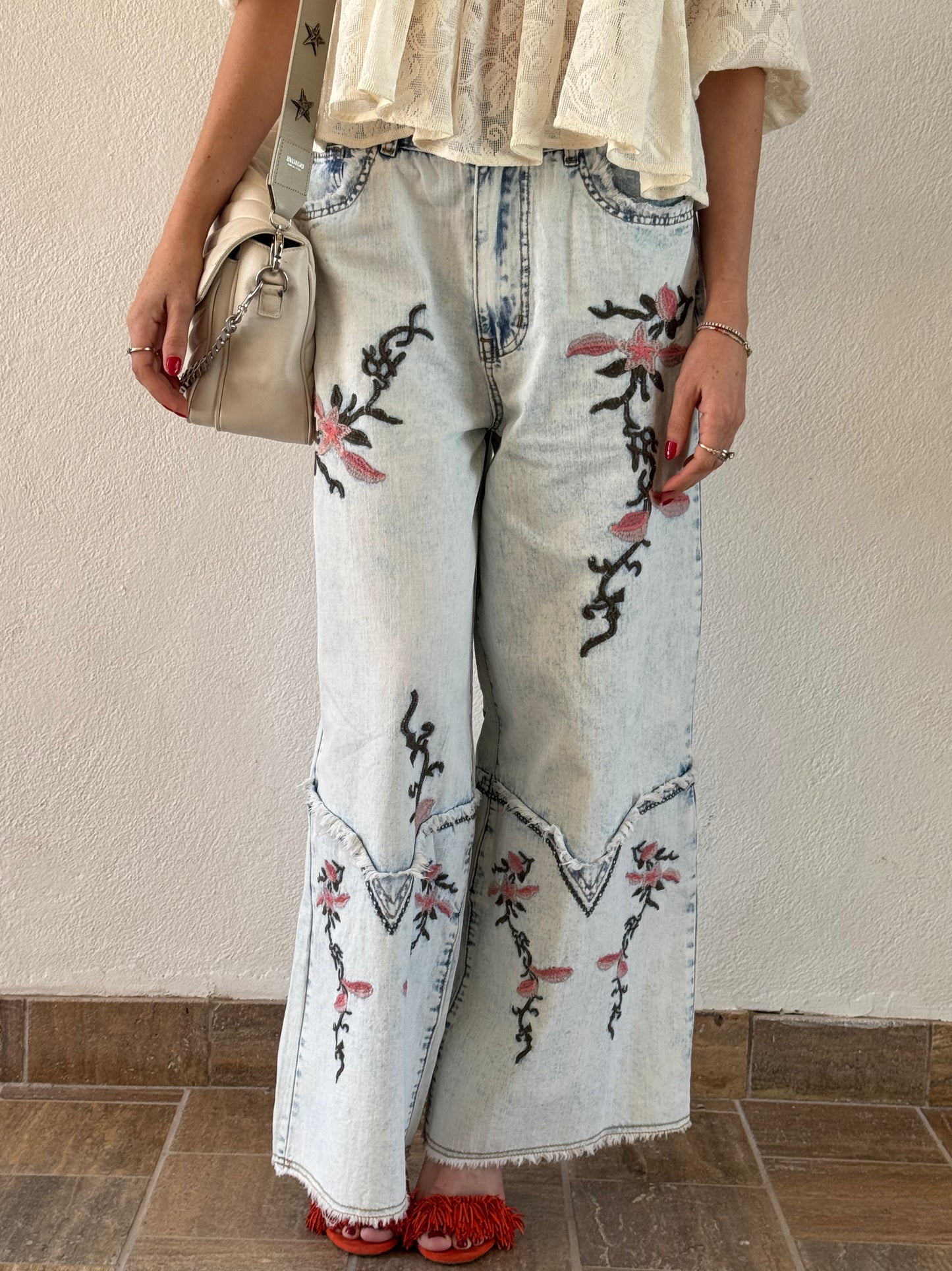 JEANS CON FLORES BORDADAS