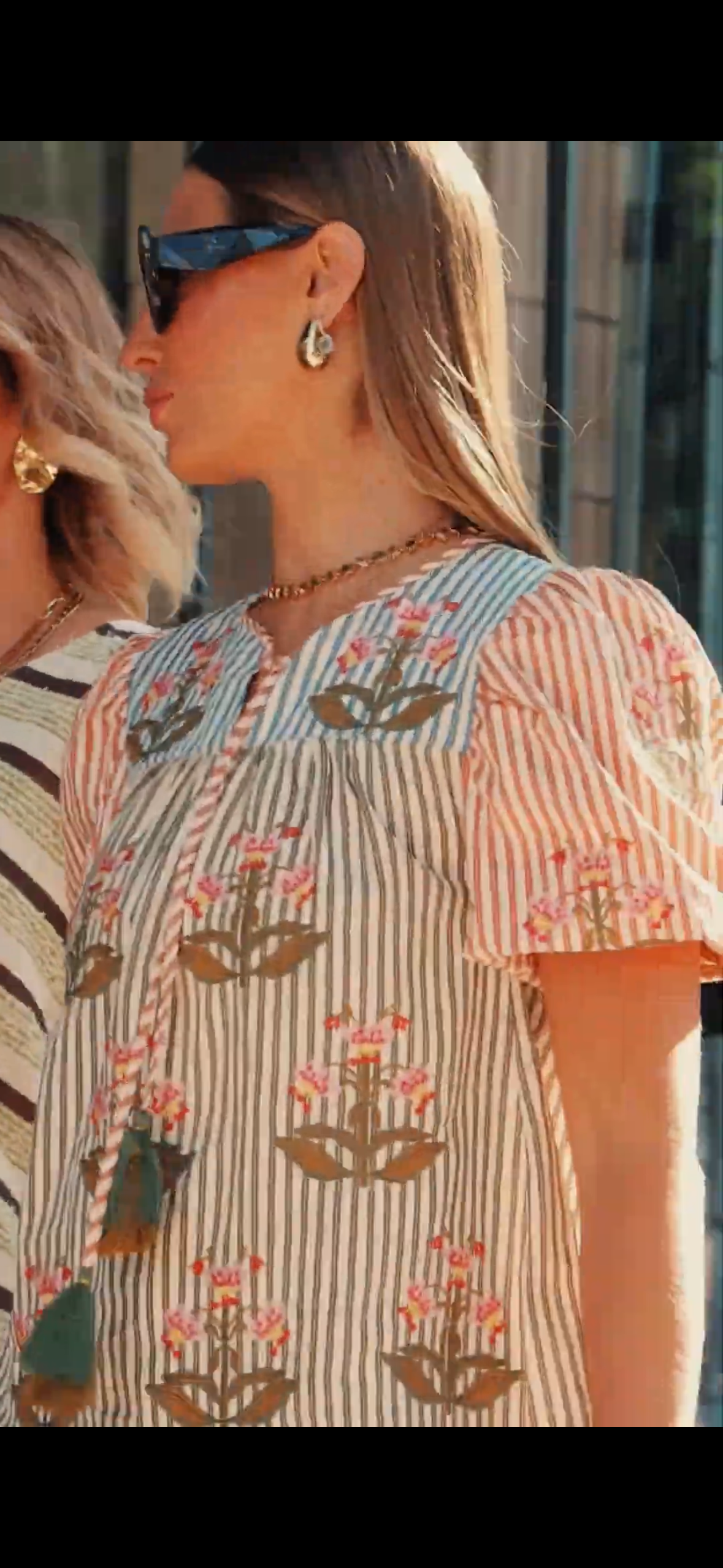 BLUSA A RAYAS MULTI COLOR MANGA FLUFFY CON FLORES BORDADAS