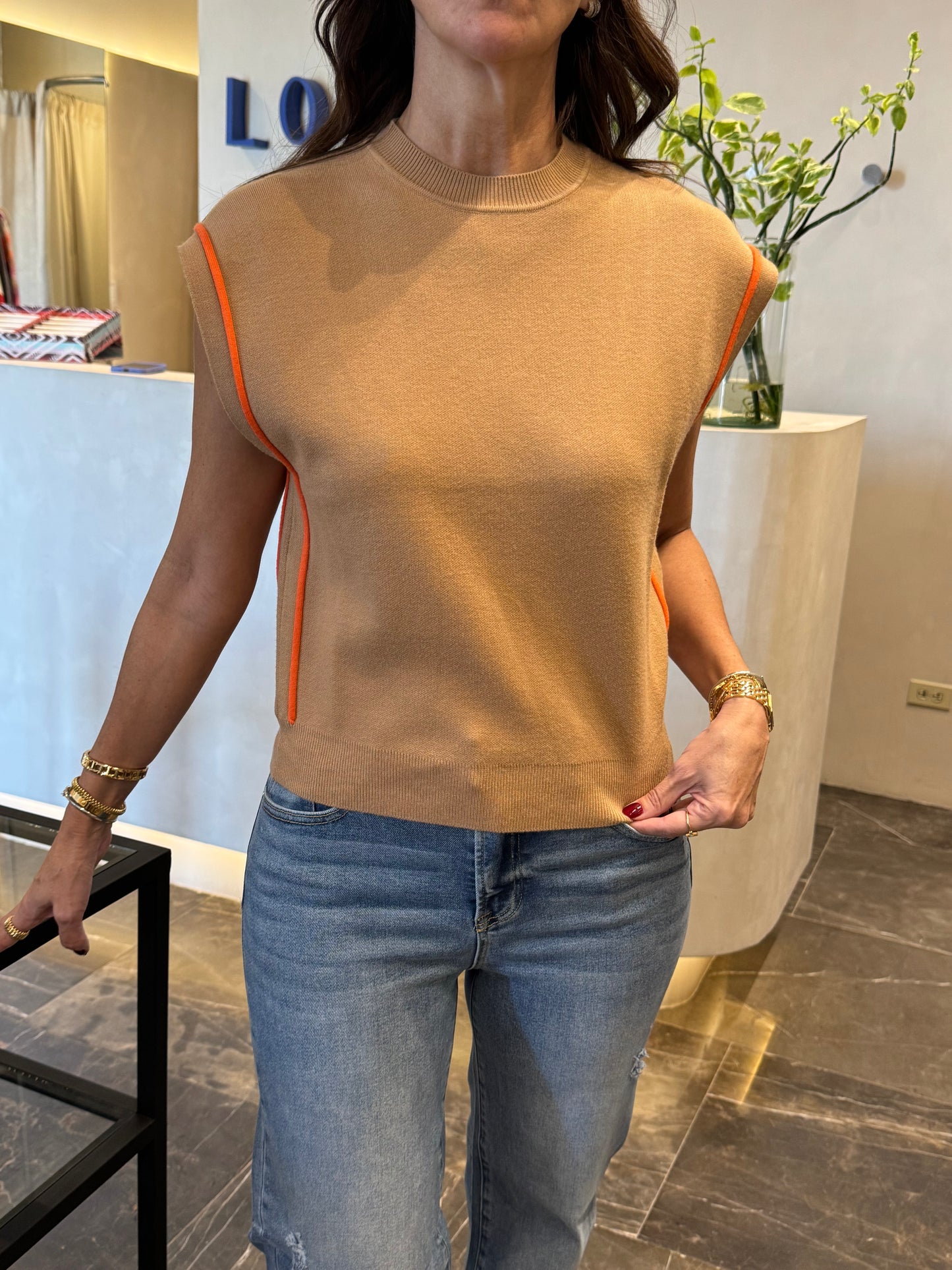 CHALECO MOCHA CON ORILLA NARANJA