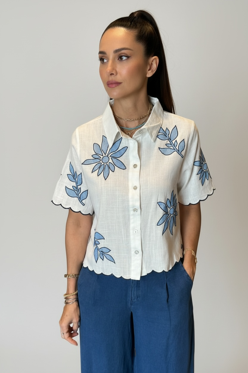 BLUSA BEIGE CON HOJAS Y FLORES ORILLA ESCALONADA