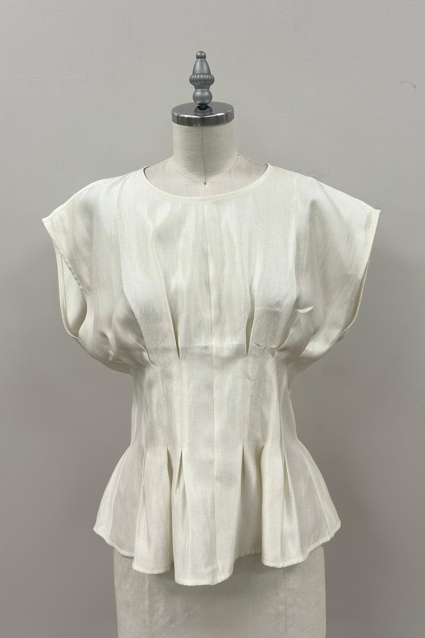 BLUSA CON PINZAS CREAM
