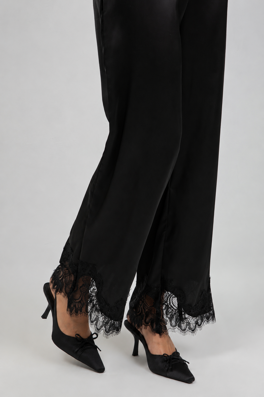 PANTALÓN SATIN CON DOBLADILLO DE ENCAJE