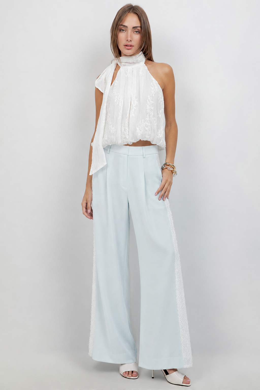 SET BLUSA BORDADA Y PANTALÓN CON ENCAJE AL COSTADO