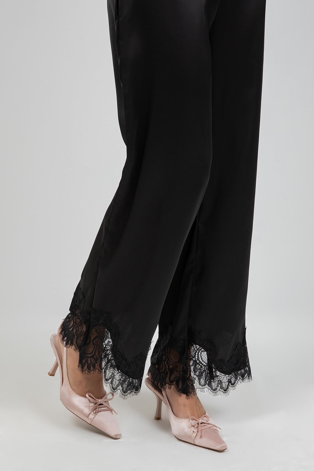 PANTALÓN SATIN CON DOBLADILLO DE ENCAJE