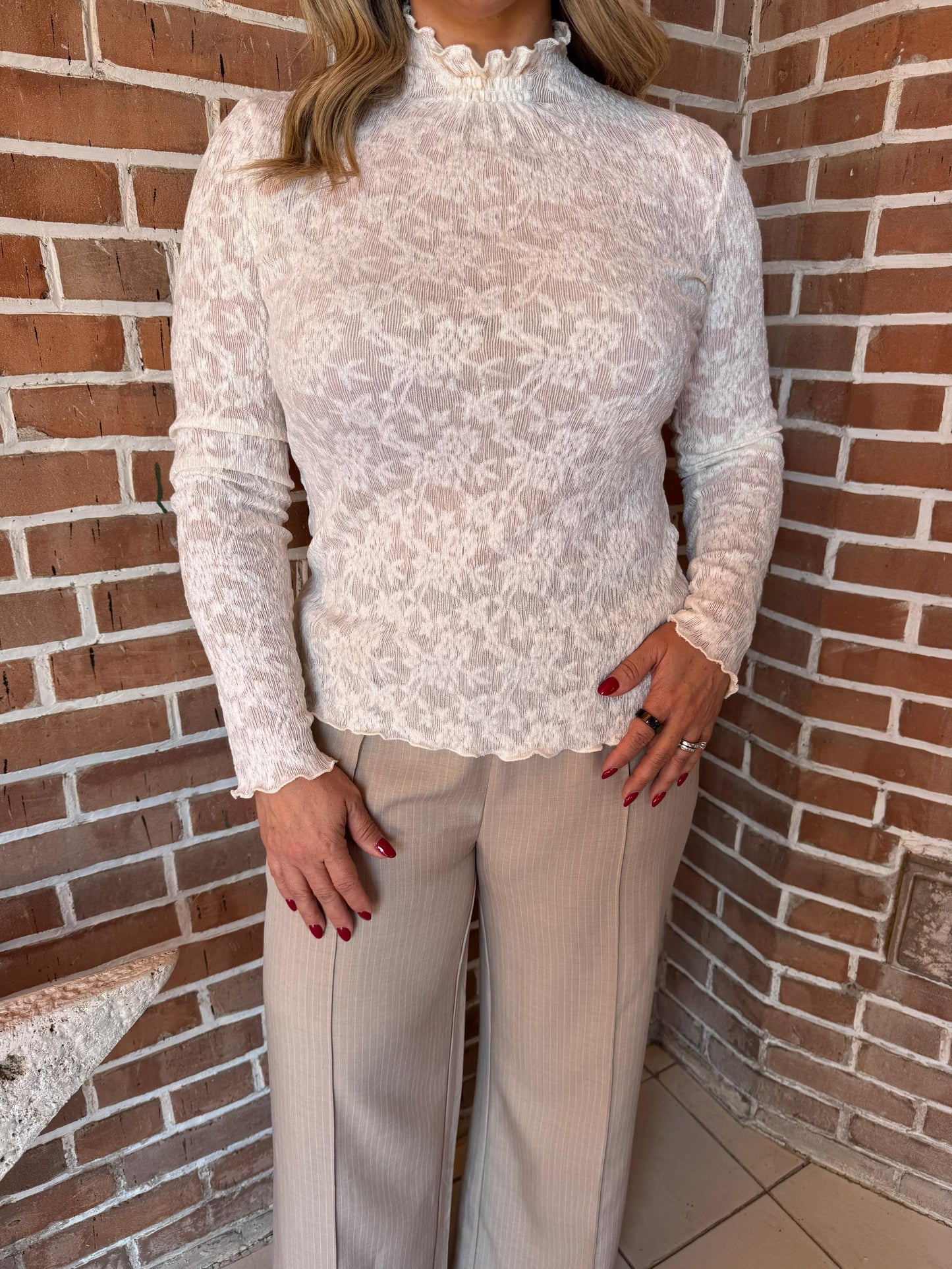 TOP ACANALADO BORDADO EN FLOR IVORY