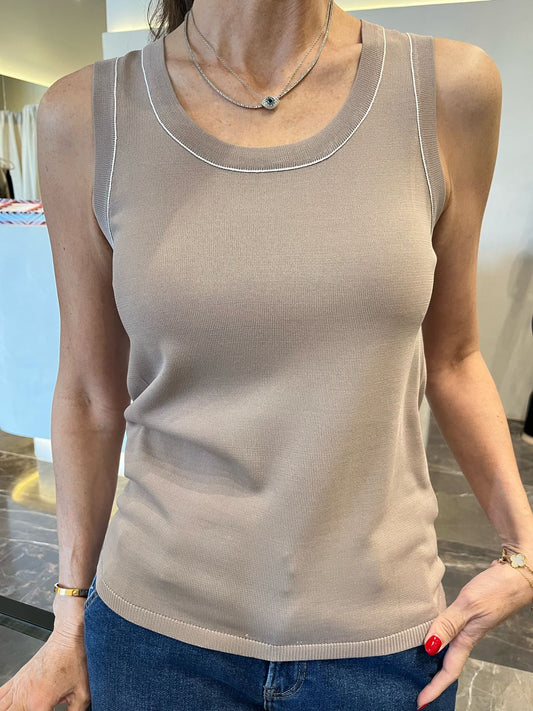 TANK TOP CON DETALLE ORILLA BLANCA
