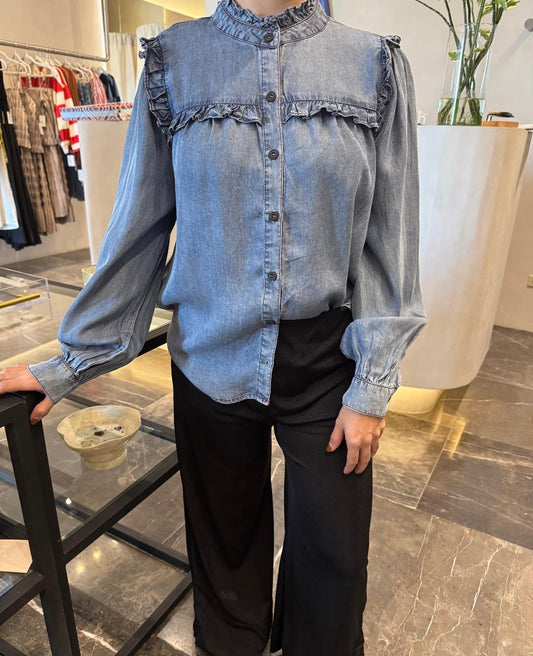 CAMISA MEZCLILLA CON DETALLE DE OLÁN