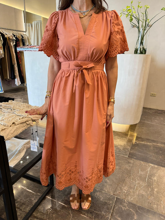 VESTIDO CON MANGA TIRA BORDADA Y LAZO EN LA CINTURA
