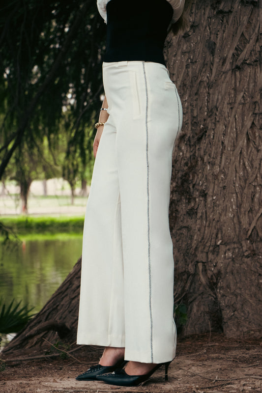 PANTALÓN DE VESTIR CON DETALLE EN PUNTADA NEGRA