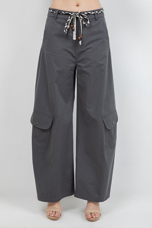 PANTALON BARREL MÁS LIGERO CON CINTURÓN DE LAZO