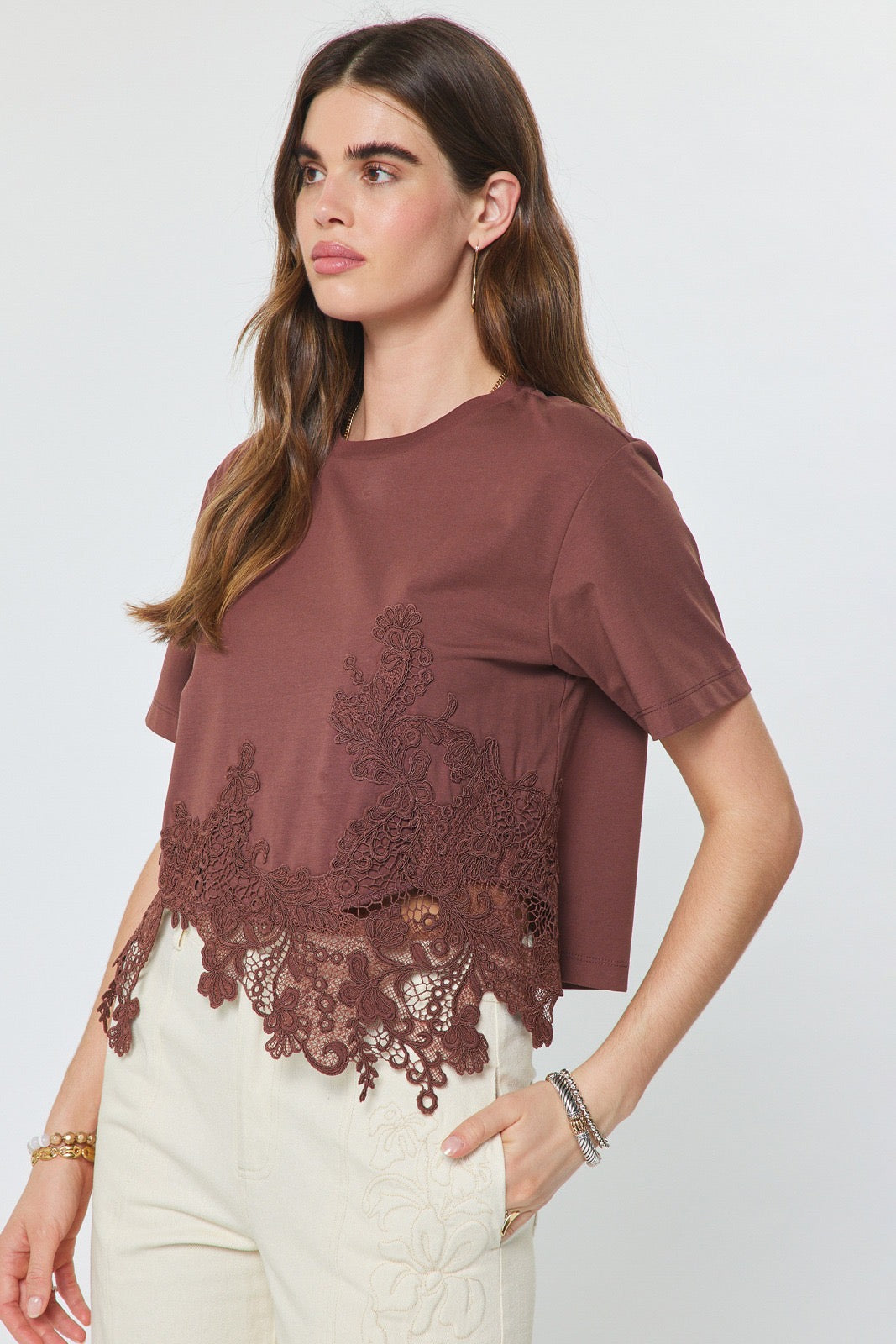 TSHIRT CON ACABADO ENCAJE BROWN