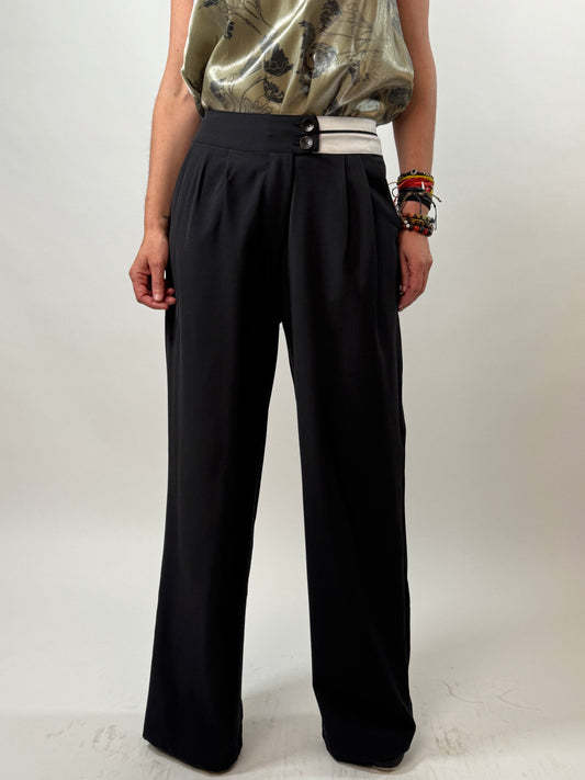 PANTALÓN NEGRO CON PRETINA BLANCA