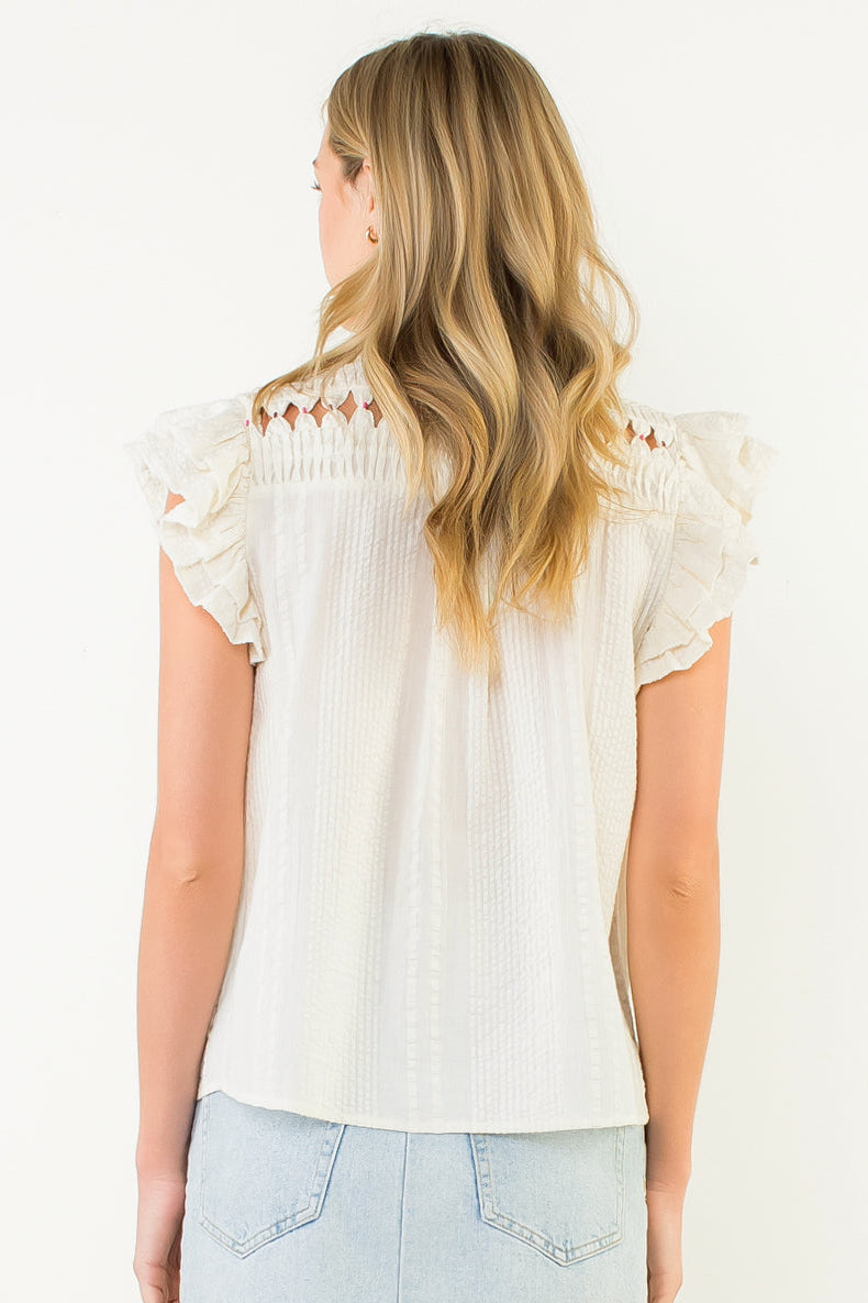 BLUSA BOTONES CON DETALLE AGUJERADO ROMBOS