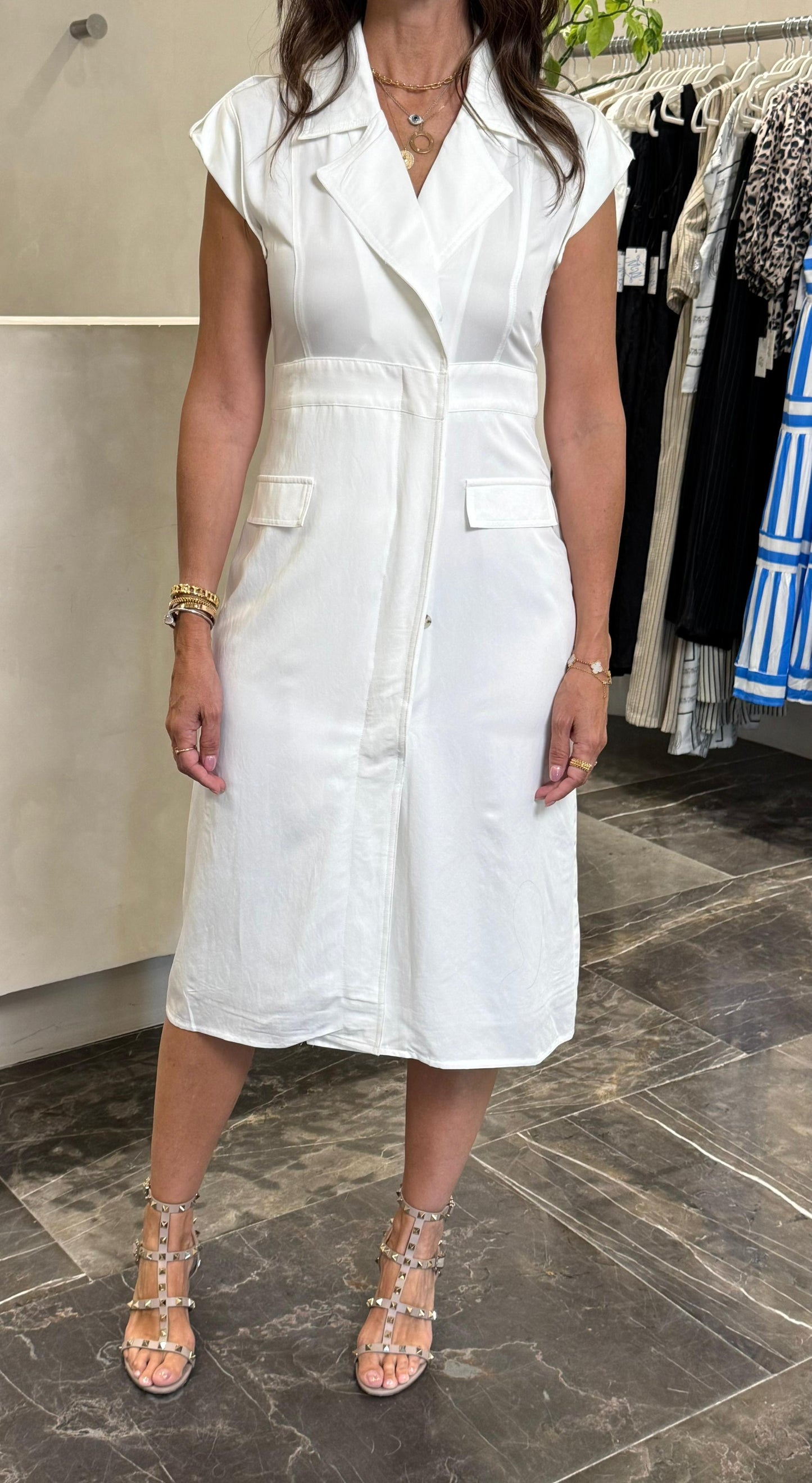 VESTIDO CAMISERO CON SOLAPA Y BOLSAS