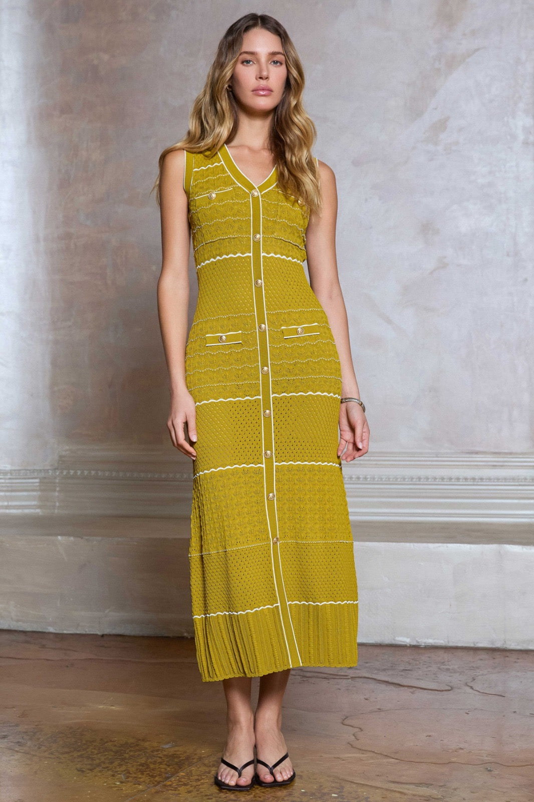 VESTIDO PUNTO AL CUERPO BOTÓN DORADO