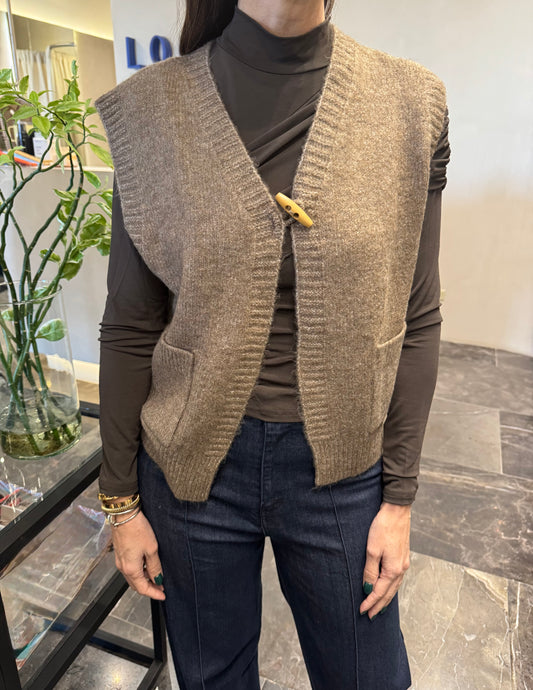 CHALECO MOCHA CON UN BOTON