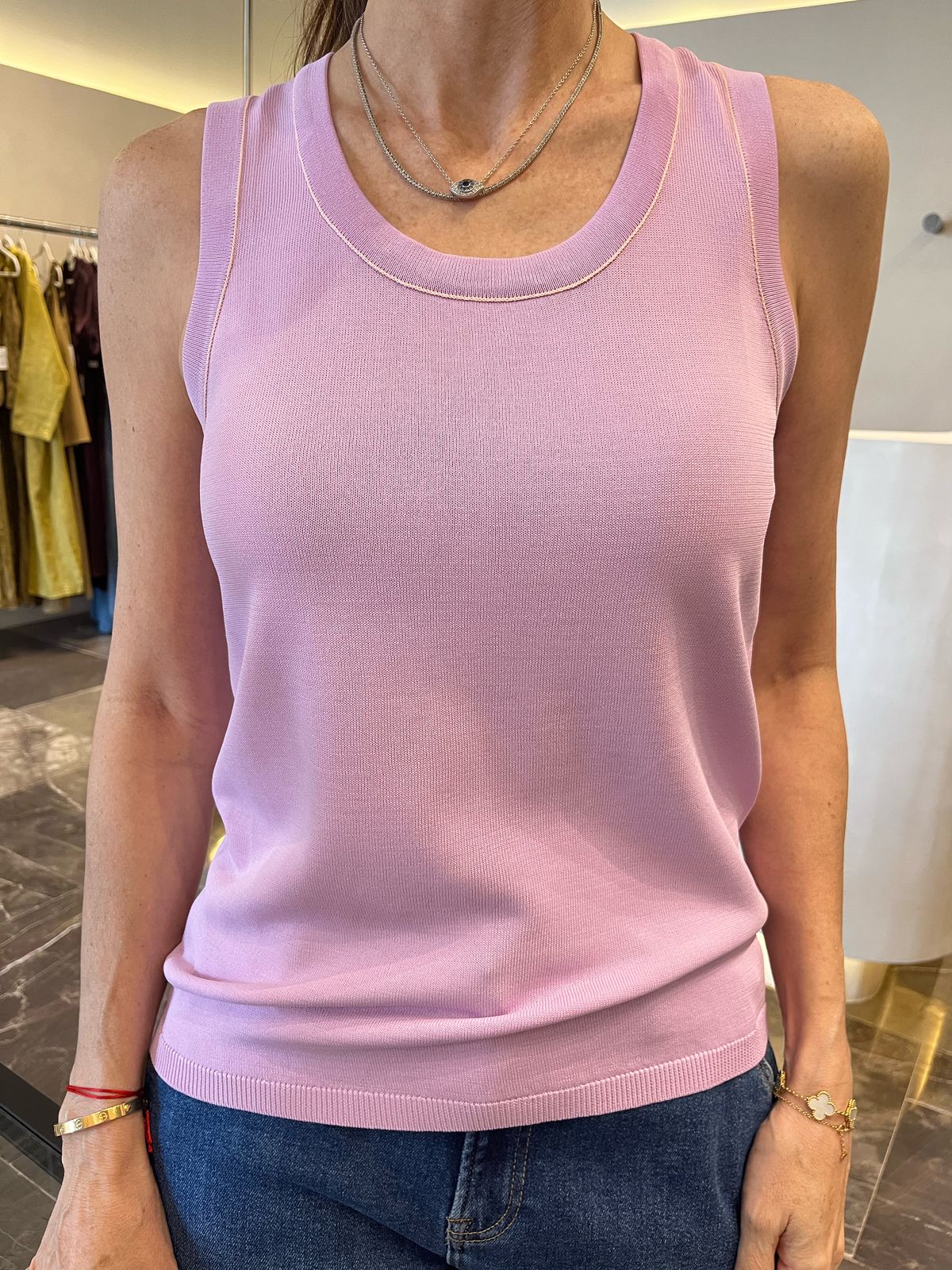 TANK TOP CON DETALLE ORILLA BLANCA