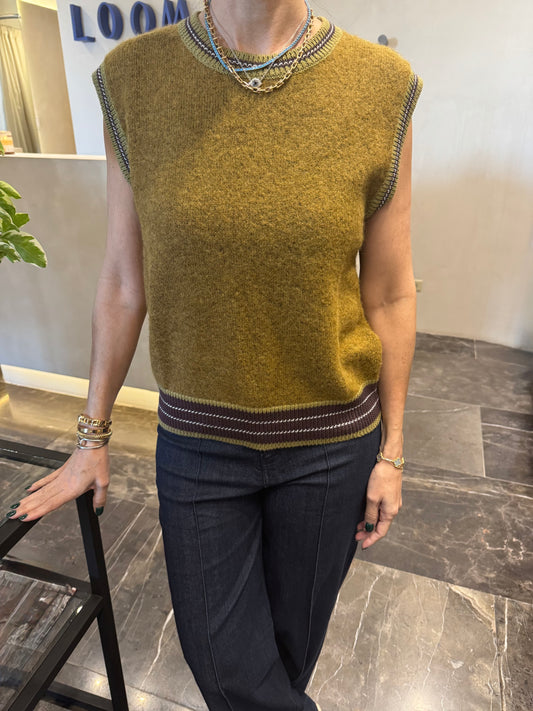 CHALECO OLIVE CON DETALLES DE RAYAS EN ORILLA