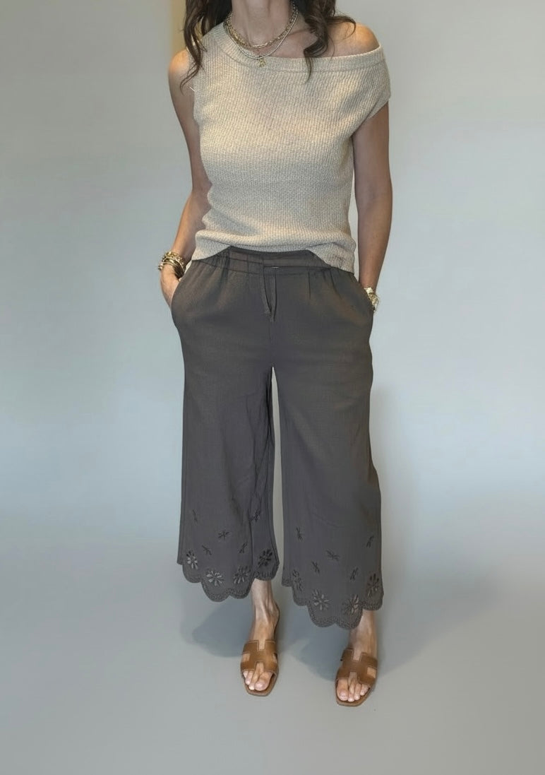 PANTALÓN CON JARETA DETALLE TIRA BORDADA