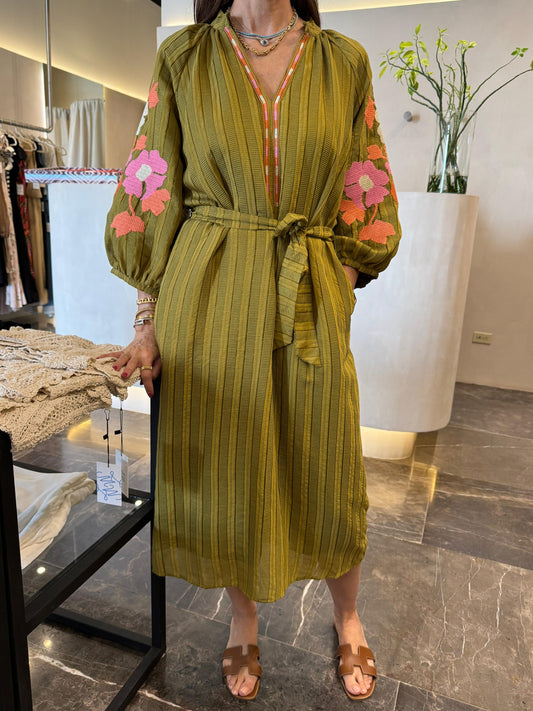 VESTIDO VERDE CON APLICACIONES DE FLOR EN MANGAS