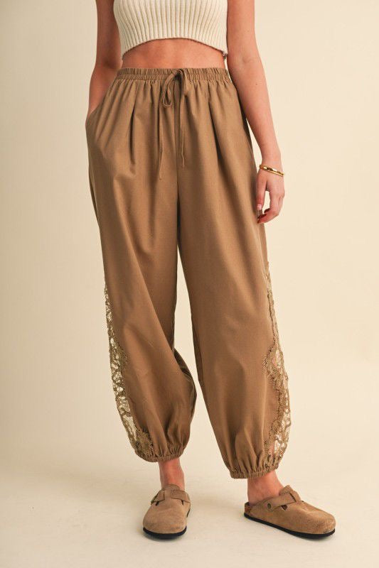 PANTALÓN GLOBO CON ENCAJE EN TOBILLOS CHOCO BROWN
