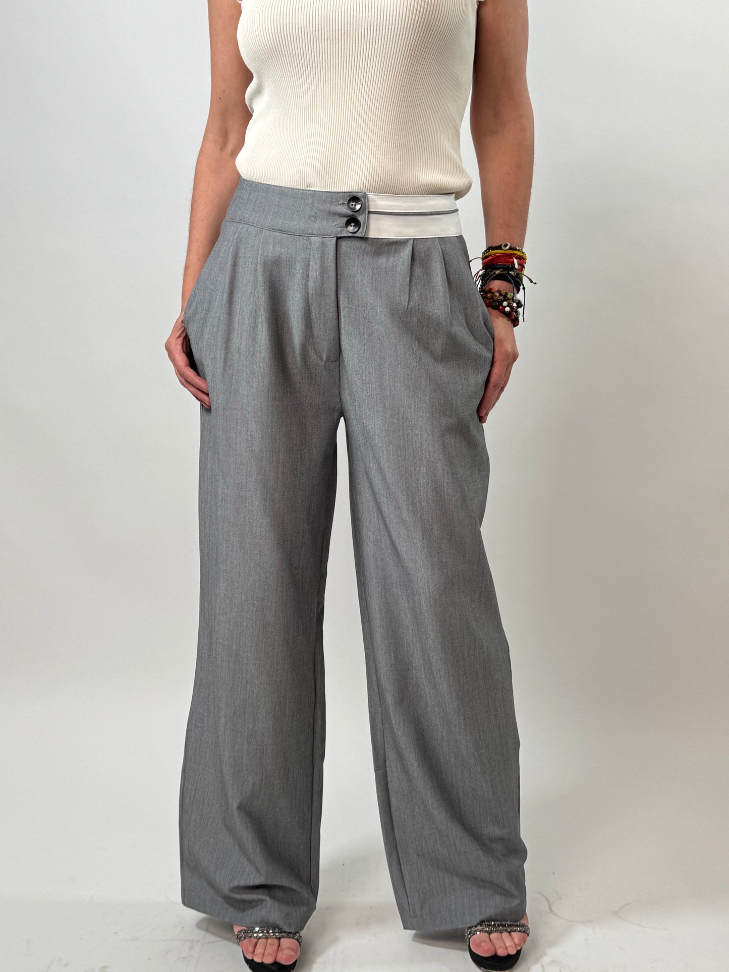 PANTALÓN GRIS CON PRETINA BLANCA
