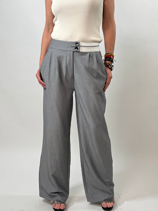 PANTALÓN GRIS CON PRETINA BLANCA