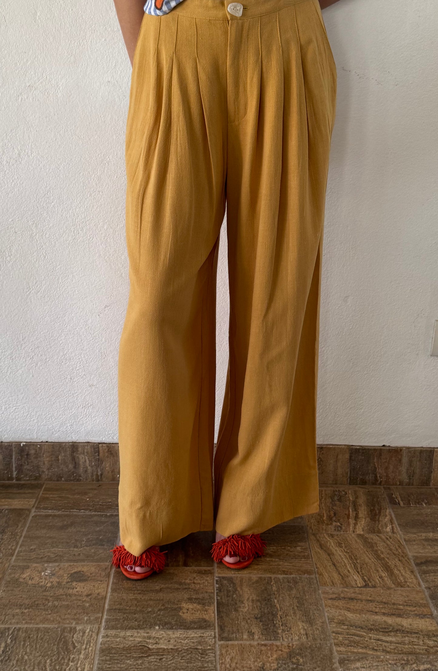 PANTALÓN PINZAS LIGERO MUSTARD