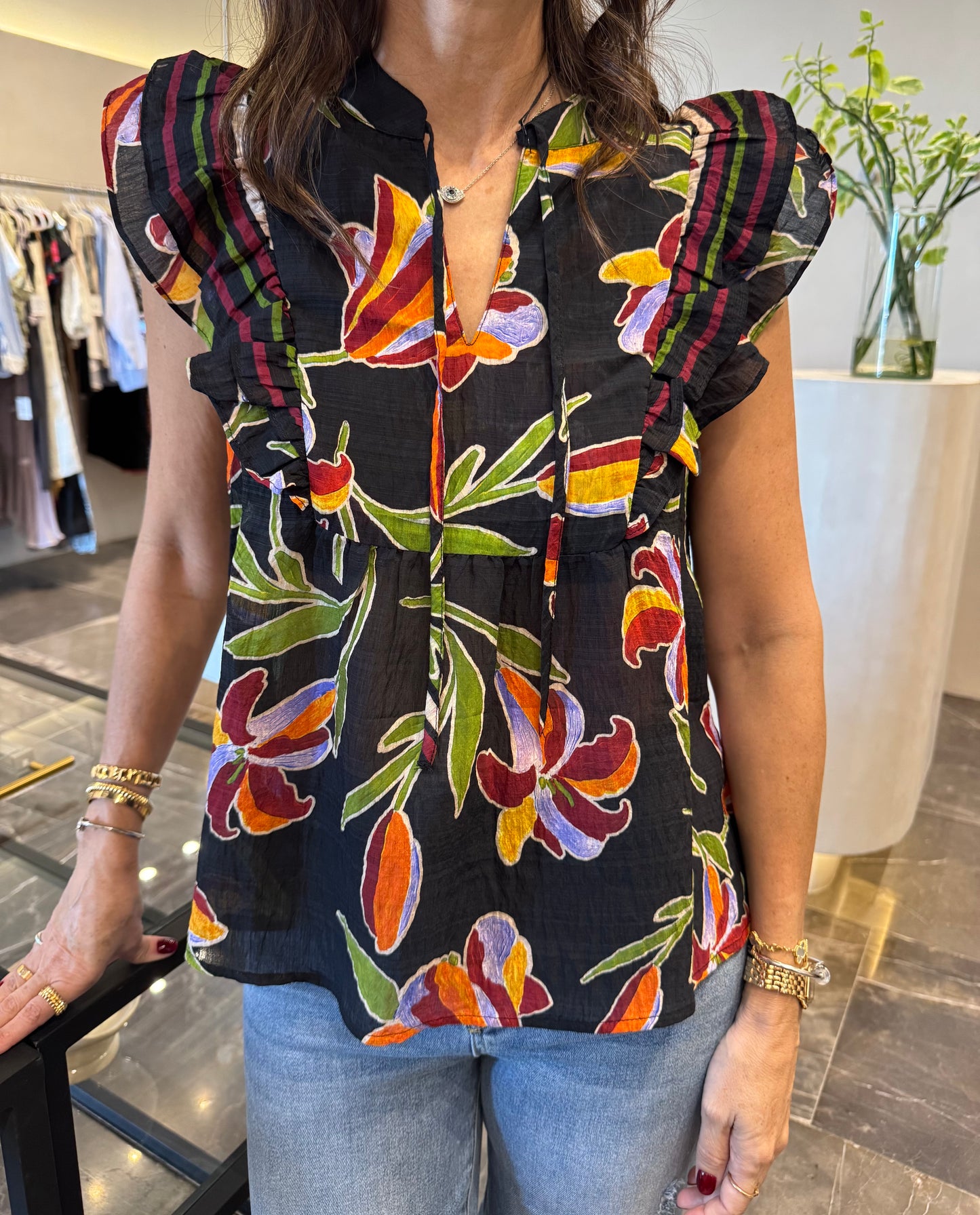 BLUSA NEGRA FLORES CON OLANES EN MANGA