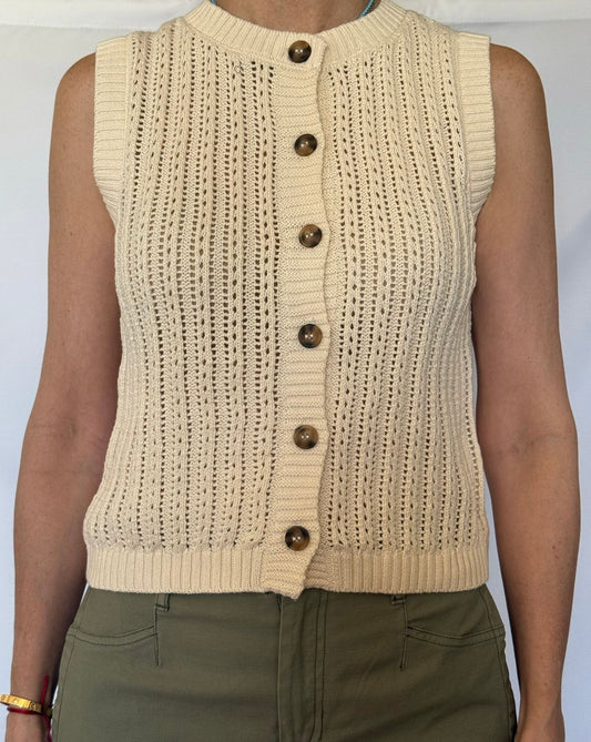 BLUSA TEJIDA SIN MANGAS CON BOTONES