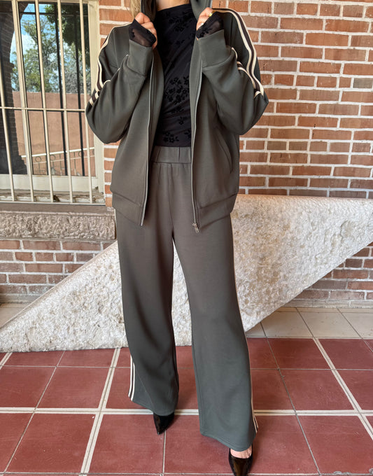 PANTS CON RAYAS A LOS COSTADOS
