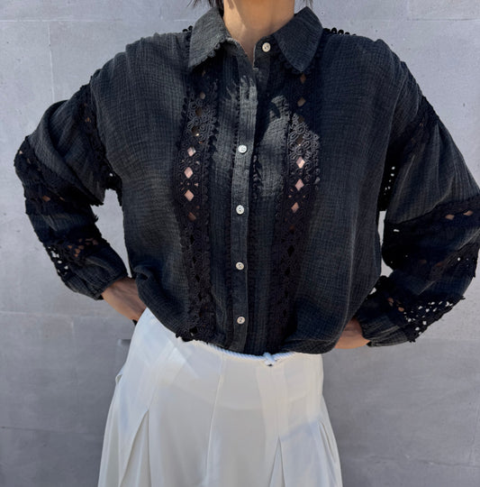 BLUSA TIPO CAMISA CON DETALLE TIRA BORDADA
