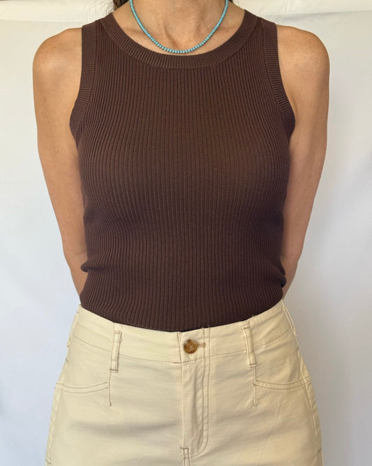 TOP BÁSICO SIN MANGA BROWN